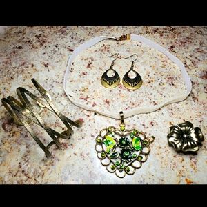 4 pc Green Embellished 💚Jewelry Set